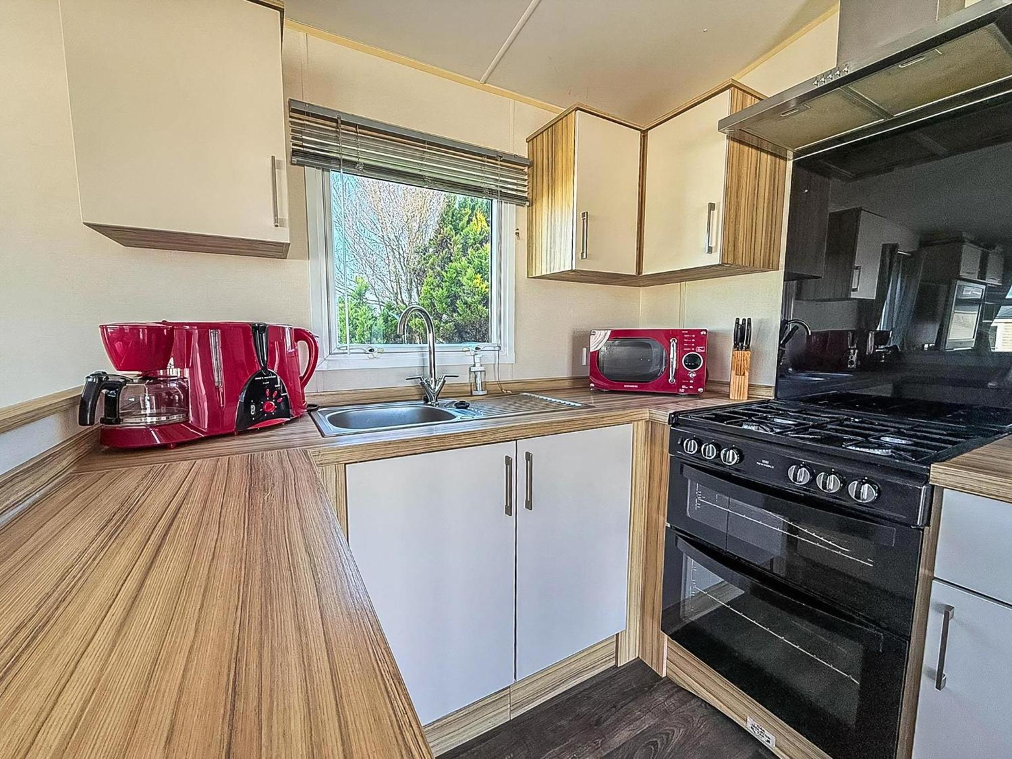 Lovely 8 Berth Caravan With Decking And Wifi In Yorkshire, Ref 71011ic Tunstall (East Riding of Yorkshire)
