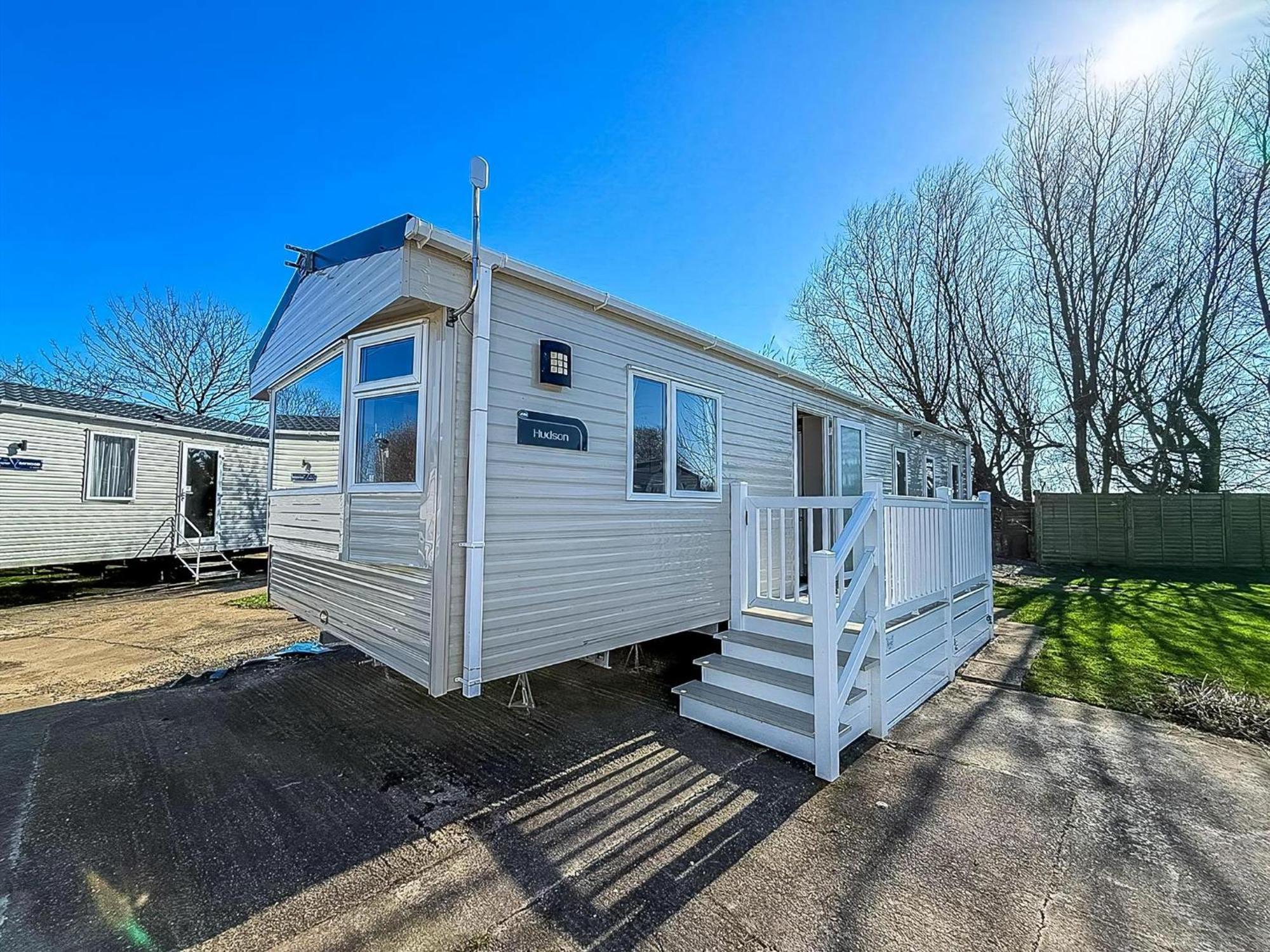 Campsite Lovely 8 Berth Caravan With Decking And Wifi In Yorkshire, Ref 71011ic *
