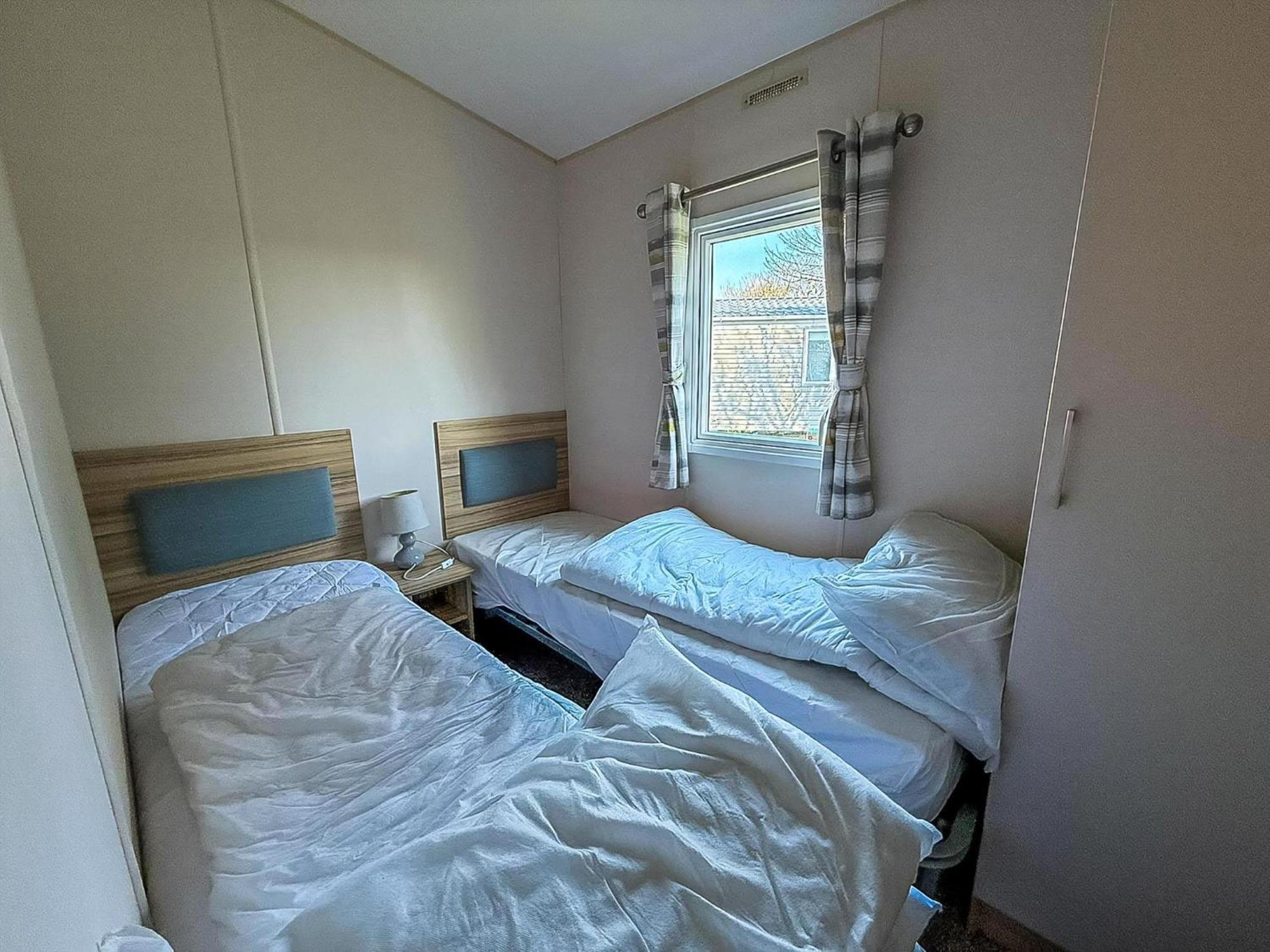 Lovely 8 Berth Caravan With Decking And Wifi In Yorkshire, Ref 71011ic *
