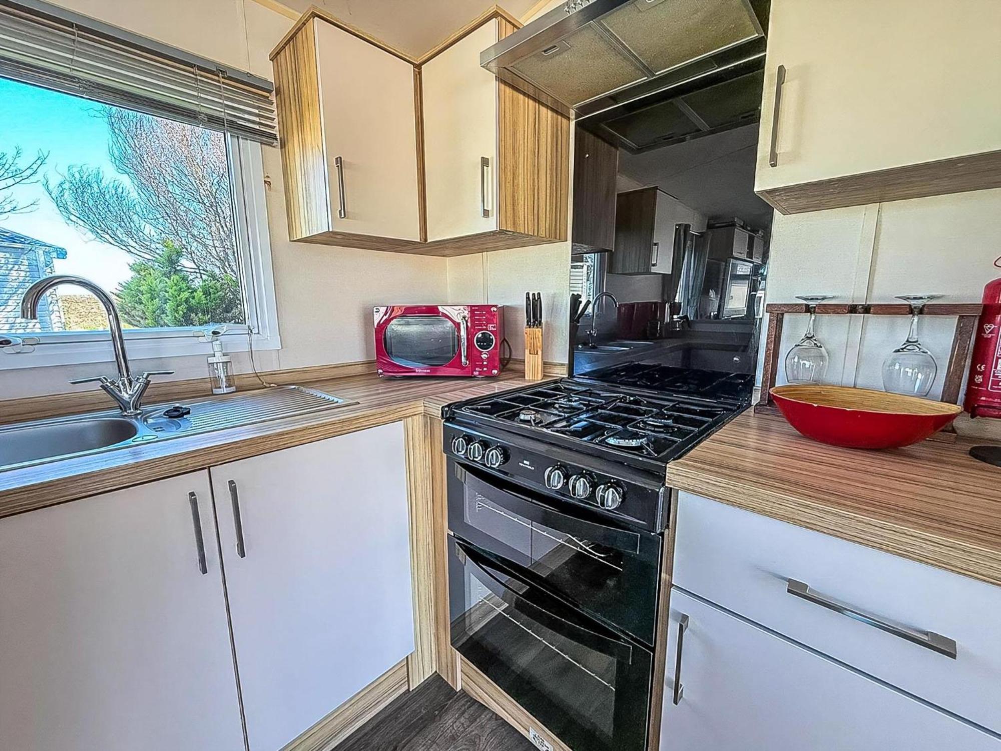Lovely 8 Berth Caravan With Decking And Wifi In Yorkshire, Ref 71011ic Tunstall (East Riding of Yorkshire)