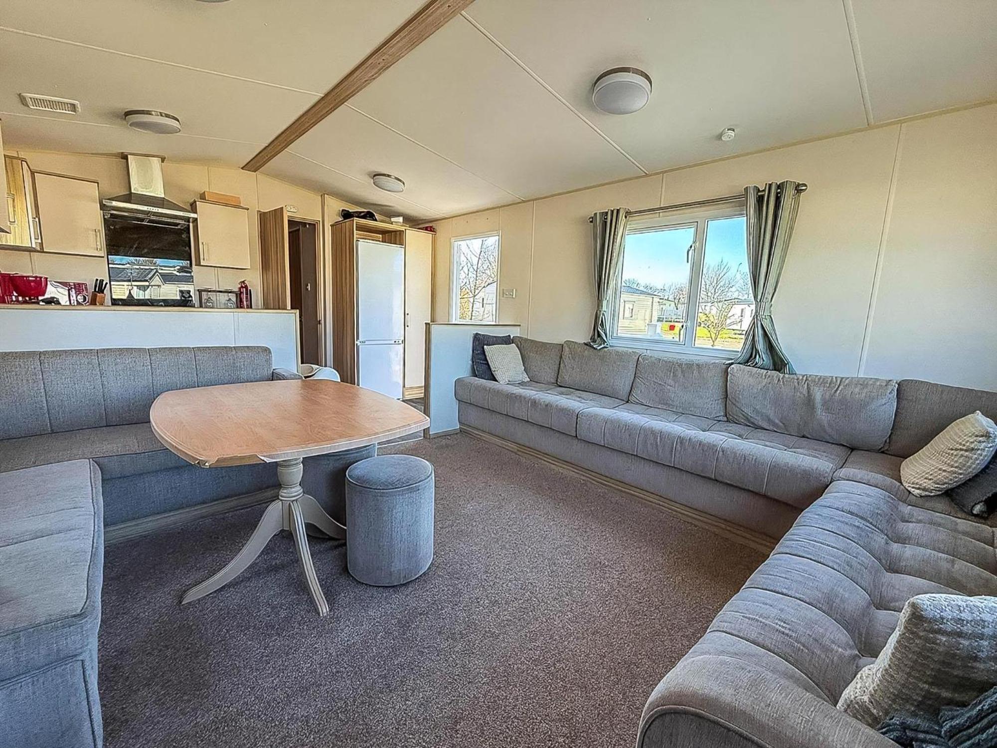 Campsite Lovely 8 Berth Caravan With Decking And Wifi In Yorkshire, Ref 71011ic *