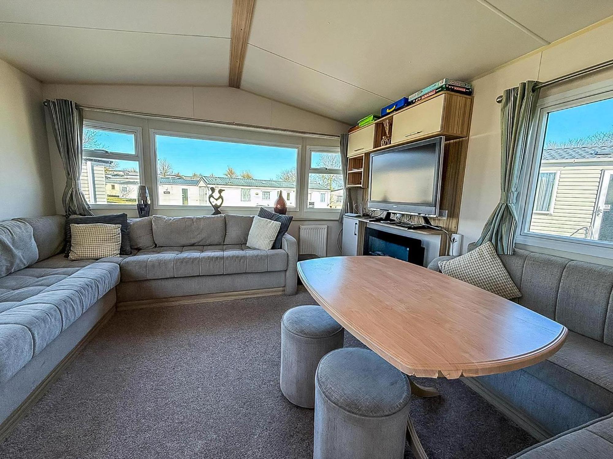 Lovely 8 Berth Caravan With Decking And Wifi In Yorkshire, Ref 71011ic Campsite Tunstall (East Riding of Yorkshire)